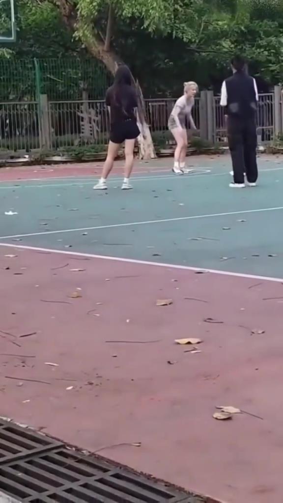 上來(lái)就背打女生的男人，真的活該沒(méi)有女朋友啊