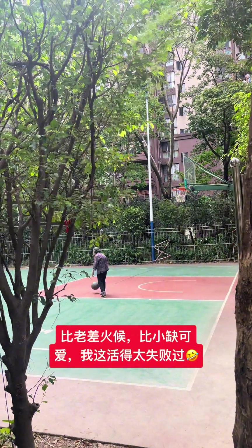 這阿婆單手一投一個(gè)準(zhǔn)，姜還是老的辣