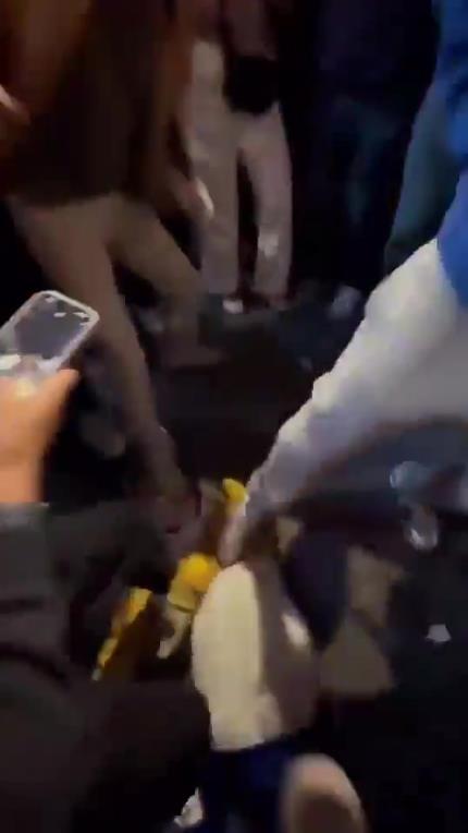 驚！尼克斯大勝步行者后，哈利伯頓遭主場(chǎng)球迷群毆