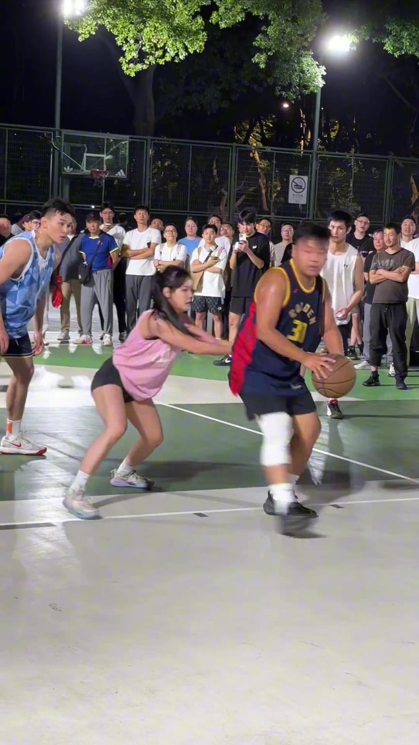 這哥們看見(jiàn)防自己的是女生，一個(gè)勁背打，球也不傳了